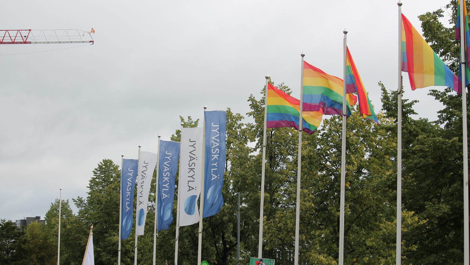 Kuva Jyväskylän kaupungin vuoden 2019 pride-liputuksesta Paraatinaukiolla.